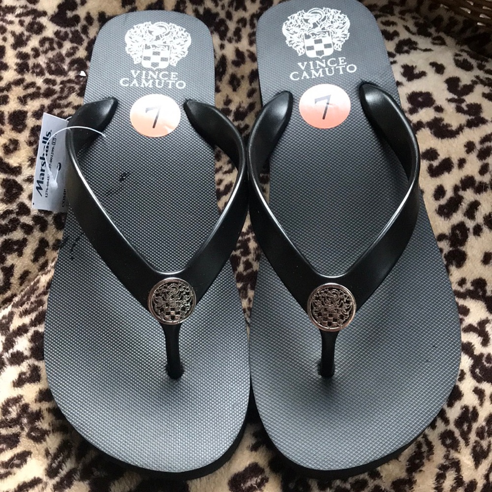 2/$30 Vince Camuto Flip Flip Sandals Black 7 πΊ - Picture 1 of 5